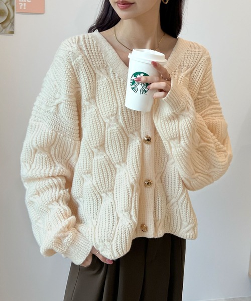 Futier land（フューティアランド）の「上品な大人レディ。ゴールドボタンニットカーディガン（カーディガン/ボレロ・レディース・ブラウン/ボルドー/オフホワイト/チャコールグレー・FREE）」の2枚目の写真
