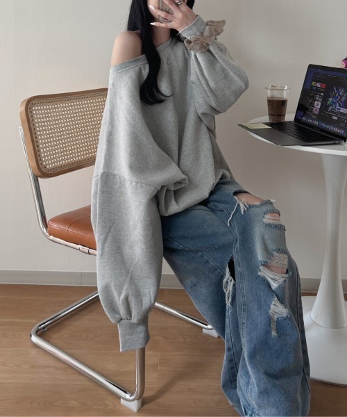 nemne store(ネンネストア)の「《Delfy》オフショルスウェット(スウェット・レディース・グレー・フリー)」の8枚目の写真