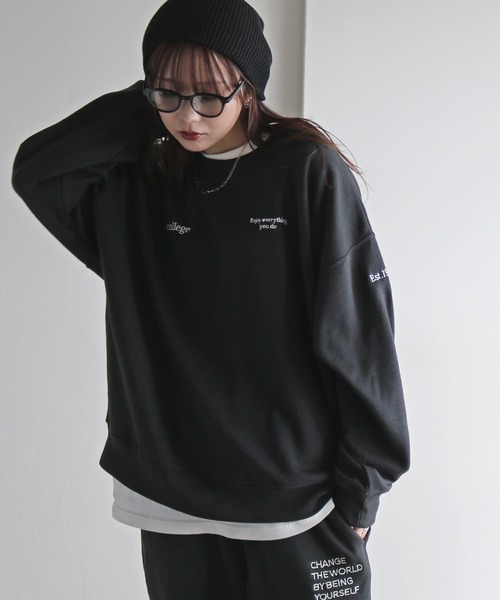 COURO（コウロ）の「テキスト刺繍ルーズシルエットスウェット（スウェット・レディース・グレー系/オートミール/チャコール/ブラック系/ネイビー/ホワイト/グレー系1/ブラック系1・M/L/XL）」の3枚目の写真