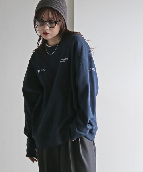 COURO（コウロ）の「テキスト刺繍ルーズシルエットスウェット（スウェット・レディース・グレー系/オートミール/チャコール/ブラック系/ネイビー/ホワイト/グレー系1/ブラック系1・M/L/XL）」の8枚目の写真