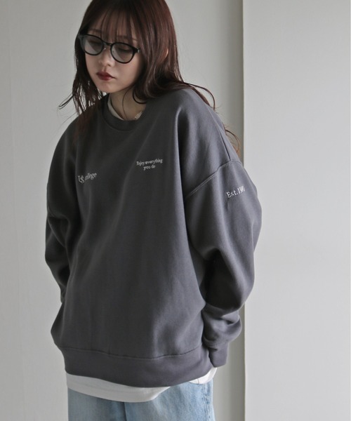 COURO（コウロ）の「テキスト刺繍ルーズシルエットスウェット（スウェット・レディース・グレー系/オートミール/チャコール/ブラック系/ネイビー/ホワイト/グレー系1/ブラック系1・M/L/XL）」の5枚目の写真