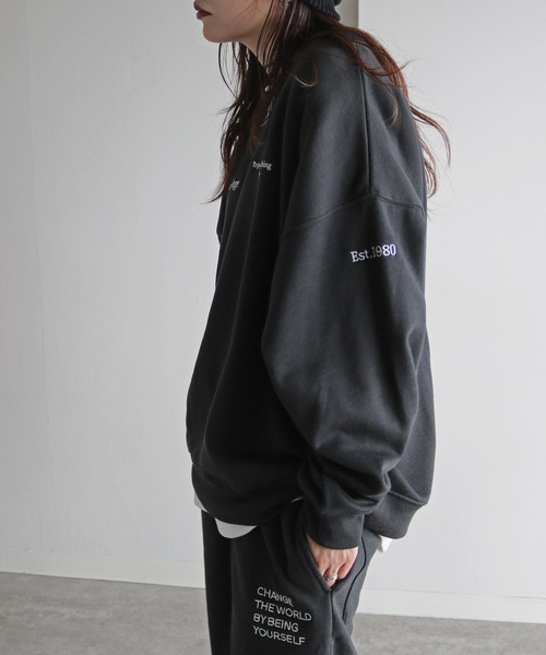 COURO（コウロ）の「テキスト刺繍ルーズシルエットスウェット（スウェット・レディース・グレー系/オートミール/チャコール/ブラック系/ネイビー/ホワイト/グレー系1/ブラック系1・M/L/XL）」の14枚目の写真