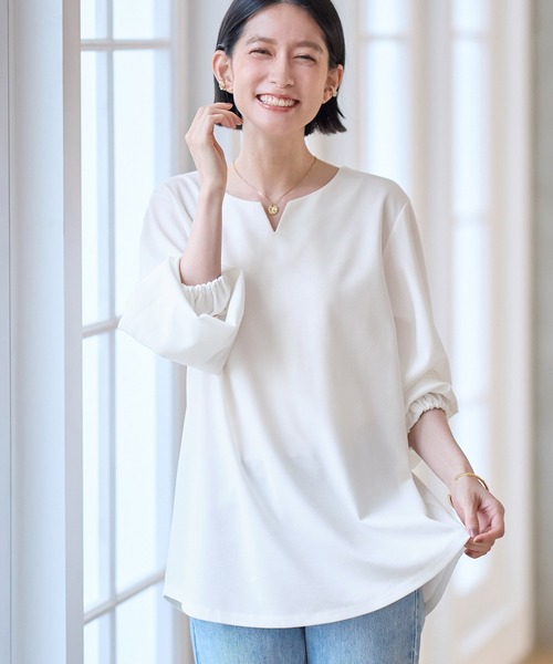 Viola e Viola(ヴィオラエヴィオラ)の「らくキレイキーネックチュニックブラウス(チュニック・レディース・ブラック/グレイッシュブルー/ホワイト・3L/LL/L/M)」の2枚目の写真