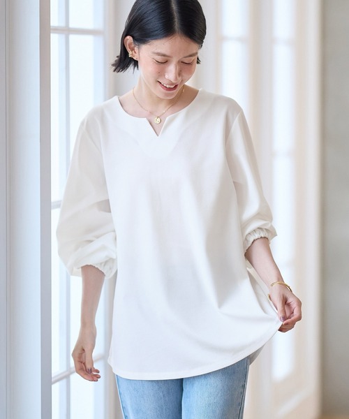 Viola e Viola(ヴィオラエヴィオラ)の「らくキレイキーネックチュニックブラウス(チュニック・レディース・ブラック/グレイッシュブルー/ホワイト・3L/LL/L/M)」の4枚目の写真
