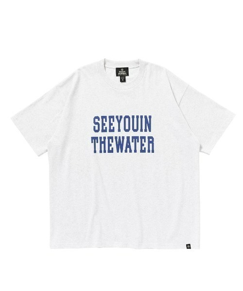 MAGIC NUMBER（マジック ナンバー）の「【MAGIC NUMBER】 SEE YOU IN THE WATER VARSITY T-SHIRT シーユーインザウォーターバーシティティーシャツ（Tシャツ/カットソー・メンズ・ホワイト系その他/ホワイト系その他2/アッシュ/サックスブルー・MEDIUM/LARGE/X-LARGE）」の4枚目の写真