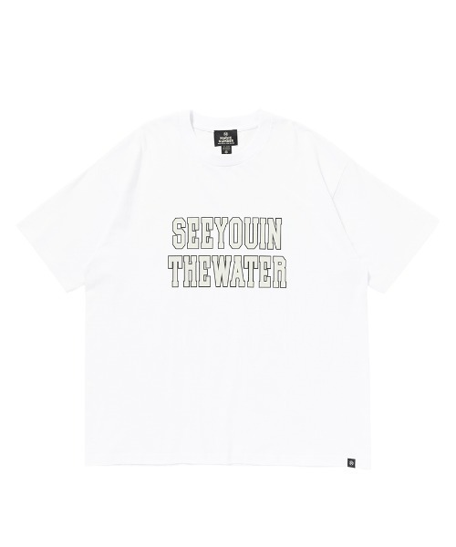 MAGIC NUMBER(マジック ナンバー)の「【MAGIC NUMBER】 SEE YOU IN THE WATER VARSITY T-SHIRT シーユーインザウォーターバーシティティーシャツ(Tシャツ/カットソー・メンズ・ホワイト系その他/ホワイト系その他2/アッシュ/サックスブルー・MEDIUM/LARGE/X-LARGE)」の14枚目の写真