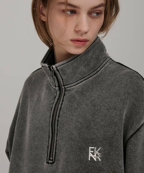 EMMA CLOTHES（エマクローズ）の「ヴィンテージメイク メタルロゴプリント スタンドハーフジップスウェット（スウェット・メンズ・チャコールグレー/ブラック・M/L）」の2枚目の写真