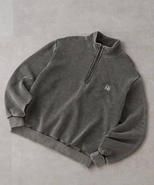 EMMA CLOTHES（エマクローズ）の「ヴィンテージメイク メタルロゴプリント スタンドハーフジップスウェット（スウェット・メンズ・チャコールグレー/ブラック・M/L）」の8枚目の写真