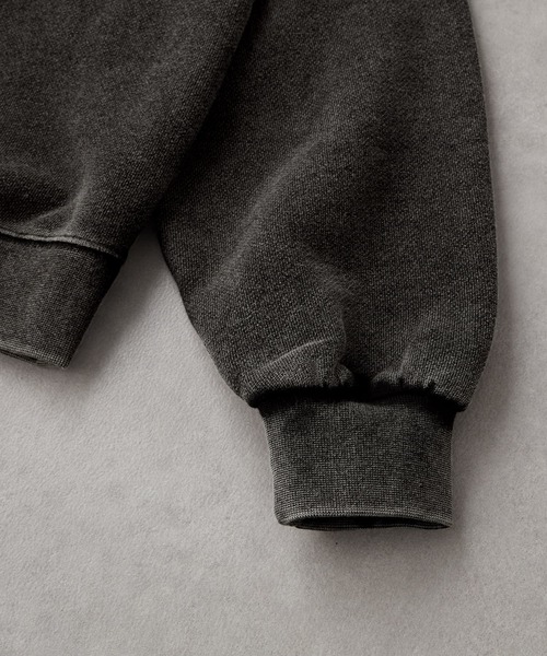 EMMA CLOTHES（エマクローズ）の「ヴィンテージメイク メタルロゴプリント スタンドハーフジップスウェット（スウェット・メンズ・チャコールグレー/ブラック・M/L）」の13枚目の写真