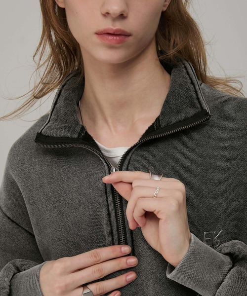 EMMA CLOTHES（エマクローズ）の「ヴィンテージメイク メタルロゴプリント スタンドハーフジップスウェット（スウェット・メンズ・チャコールグレー/ブラック・M/L）」の18枚目の写真