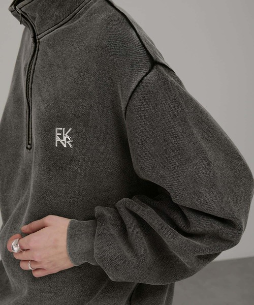 EMMA CLOTHES（エマクローズ）の「ヴィンテージメイク メタルロゴプリント スタンドハーフジップスウェット（スウェット・メンズ・チャコールグレー/ブラック・M/L）」の19枚目の写真