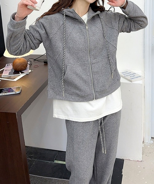 aimoha(アイモハ)の「シンプルデザインジップアップセットアップ(セットアップ・レディース・ベージュ/グレー・MEDIUM/LARGE)」の7枚目の写真