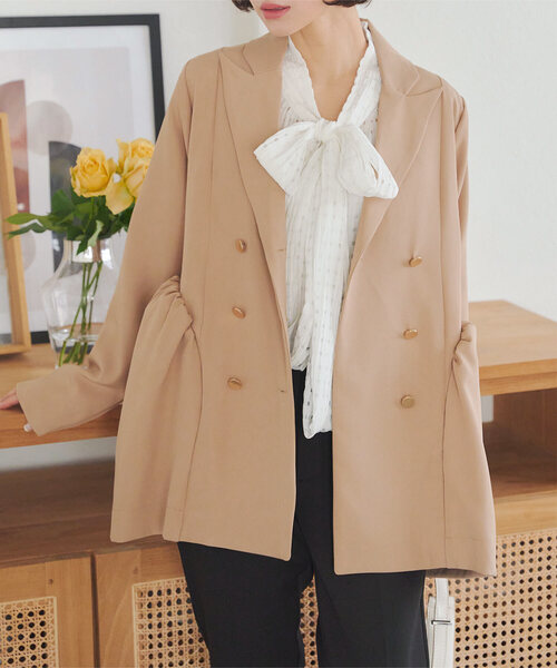 KOBE LETTUCE（コウベレタス）の「バルーンペプラムダブルボタンジャケット（テーラードジャケット・レディース・ベージュ/ネイビー/チャコール・M）」の3枚目の写真