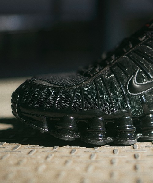 NIKE（ナイキ）の「SHOX TL　AV3595-002（スニーカー・メンズ・ブラック・25.0cm/25.5cm/26.0cm/26.5cm/27.0cm/27.5cm/28.0cm/28.5cm/29.0cm/30.0cm/31cm）」の3枚目の写真