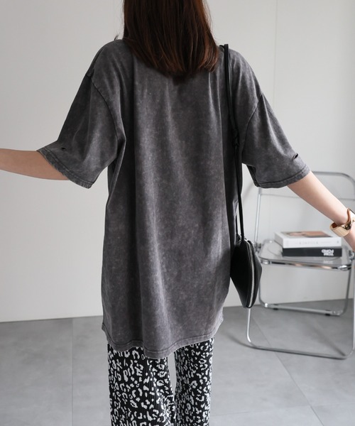 CREARE -LINO-（クレアーレリノ）の「〈ユニセックス商品〉ヴィンテージライクダメージTシャツ（Tシャツ/カットソー・レディース・ベージュ/グレー/ブラック・M）」の2枚目の写真