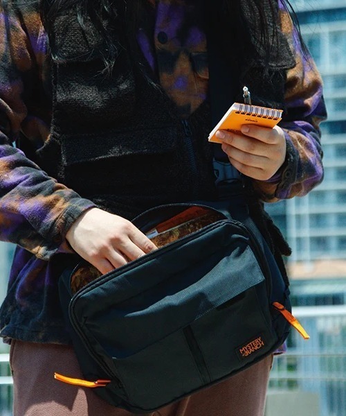 MYSTERY RANCH（ミステリーランチ）の「MYSTERY RANCH/ミステリーランチ　DISTRICT8　ディストリクト8（ショルダーバッグ・メンズ・ブラック・F）」の3枚目の写真