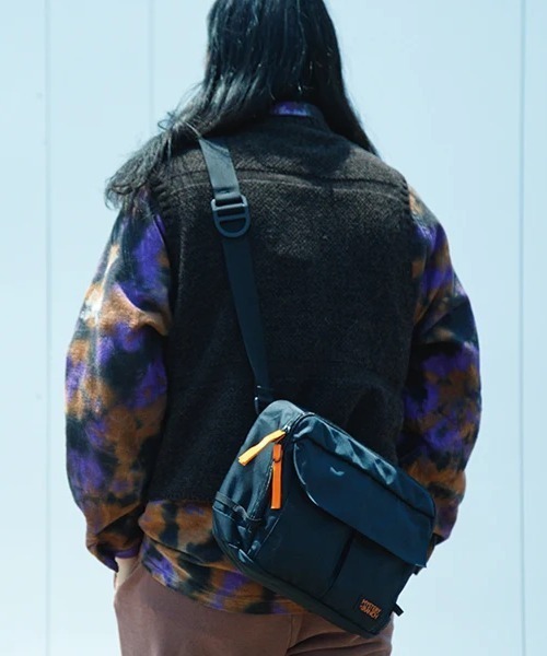 MYSTERY RANCH（ミステリーランチ）の「MYSTERY RANCH/ミステリーランチ　DISTRICT8　ディストリクト8（ショルダーバッグ・メンズ・ブラック・F）」の4枚目の写真