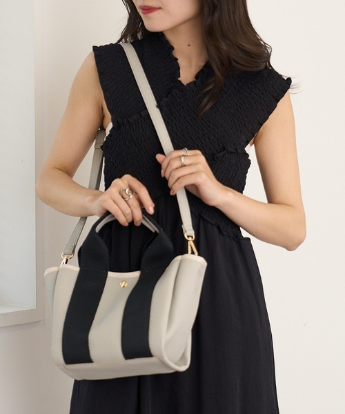 cache cache(カシュ カシュ)の「【cache cache】太ショルダー付き2wayテープトートバッグ S(ショルダーバッグ・レディース・ブラック/ベージュ/グレー/アイボリー/ブラウン・FREE)」の4枚目の写真