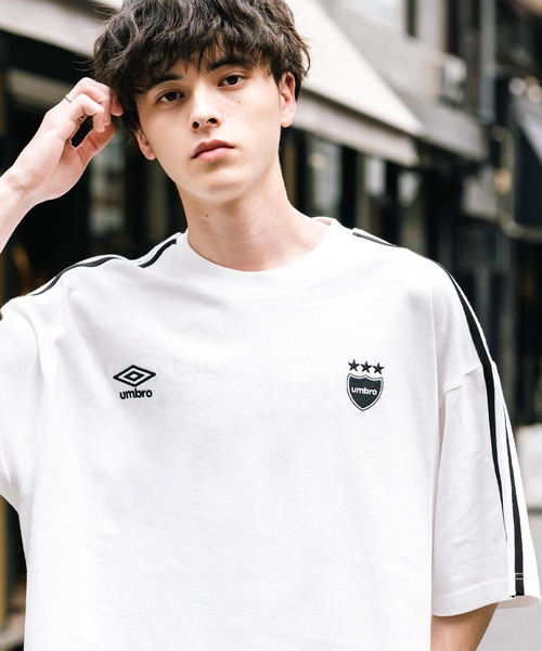UMBRO（アンブロ）の「UMBRO アンブロ 別注コラボ オーバーサイズサイドライントラックワンポイントロゴ刺繍クルーネック半袖Tシャツ（Tシャツ/カットソー・メンズ・ネイビー/ホワイト/ブラック・M/L/XL）」の4枚目の写真