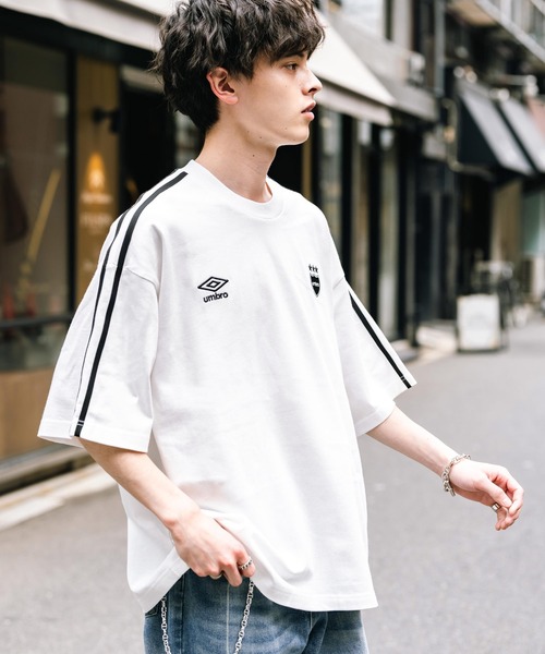 UMBRO（アンブロ）の「UMBRO アンブロ 別注コラボ オーバーサイズサイドライントラックワンポイントロゴ刺繍クルーネック半袖Tシャツ（Tシャツ/カットソー・メンズ・ネイビー/ホワイト/ブラック・M/L/XL）」の6枚目の写真
