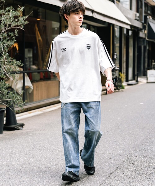 UMBRO（アンブロ）の「UMBRO アンブロ 別注コラボ オーバーサイズサイドライントラックワンポイントロゴ刺繍クルーネック半袖Tシャツ（Tシャツ/カットソー・メンズ・ネイビー/ホワイト/ブラック・M/L/XL）」の7枚目の写真