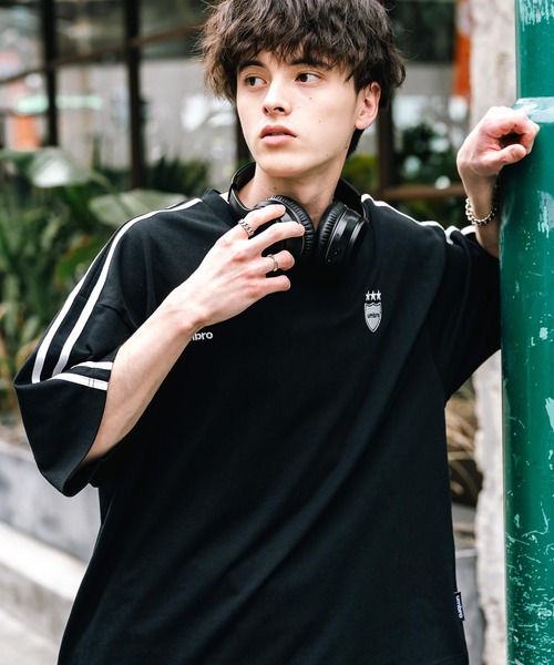 UMBRO（アンブロ）の「UMBRO アンブロ 別注コラボ オーバーサイズサイドライントラックワンポイントロゴ刺繍クルーネック半袖Tシャツ（Tシャツ/カットソー・メンズ・ネイビー/ホワイト/ブラック・M/L/XL）」の8枚目の写真