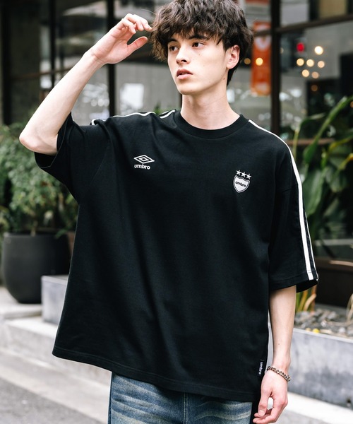 UMBRO（アンブロ）の「UMBRO アンブロ 別注コラボ オーバーサイズサイドライントラックワンポイントロゴ刺繍クルーネック半袖Tシャツ（Tシャツ/カットソー・メンズ・ネイビー/ホワイト/ブラック・M/L/XL）」の9枚目の写真