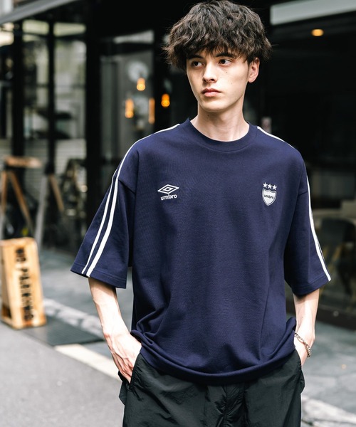 UMBRO（アンブロ）の「UMBRO アンブロ 別注コラボ オーバーサイズサイドライントラックワンポイントロゴ刺繍クルーネック半袖Tシャツ（Tシャツ/カットソー・メンズ・ネイビー/ホワイト/ブラック・M/L/XL）」の12枚目の写真