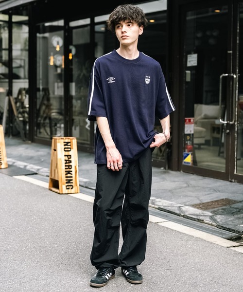 UMBRO（アンブロ）の「UMBRO アンブロ 別注コラボ オーバーサイズサイドライントラックワンポイントロゴ刺繍クルーネック半袖Tシャツ（Tシャツ/カットソー・メンズ・ネイビー/ホワイト/ブラック・M/L/XL）」の15枚目の写真