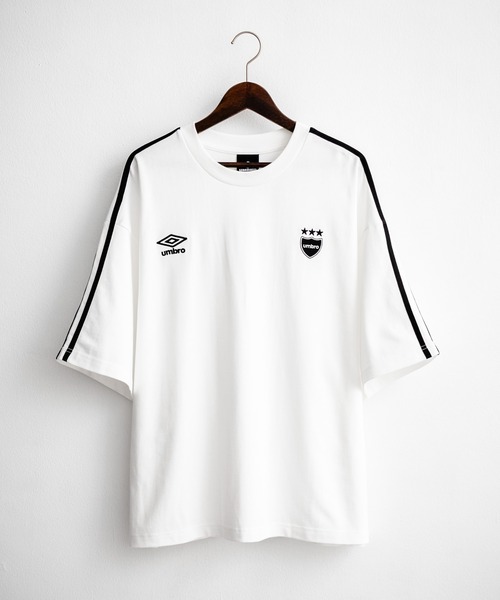 UMBRO（アンブロ）の「UMBRO アンブロ 別注コラボ オーバーサイズサイドライントラックワンポイントロゴ刺繍クルーネック半袖Tシャツ（Tシャツ/カットソー・メンズ・ネイビー/ホワイト/ブラック・M/L/XL）」の16枚目の写真