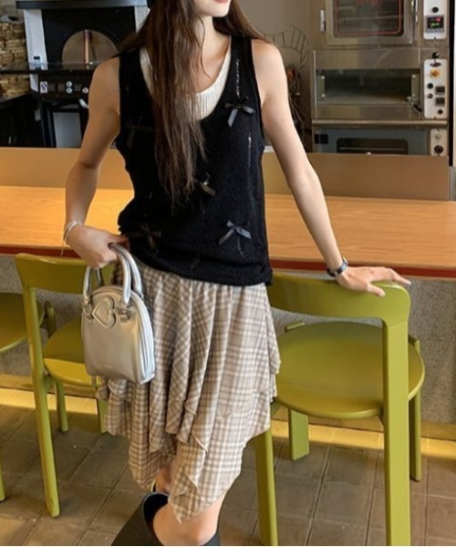 Vipoa(ヴィポア)の「レイヤードリボンタンクニット(ベスト・レディース・ブラック/ホワイト・FREE)」の1枚目の写真