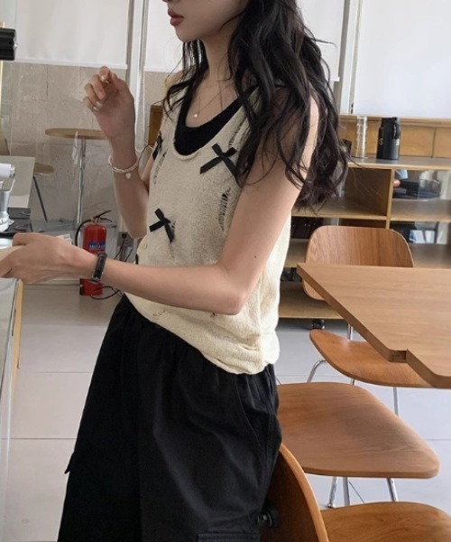 Vipoa(ヴィポア)の「レイヤードリボンタンクニット(ベスト・レディース・ブラック/ホワイト・FREE)」の3枚目の写真