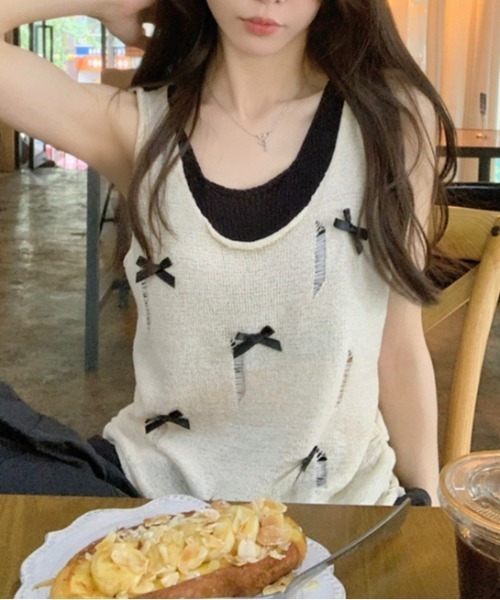 Vipoa(ヴィポア)の「レイヤードリボンタンクニット(ベスト・レディース・ブラック/ホワイト・FREE)」の4枚目の写真