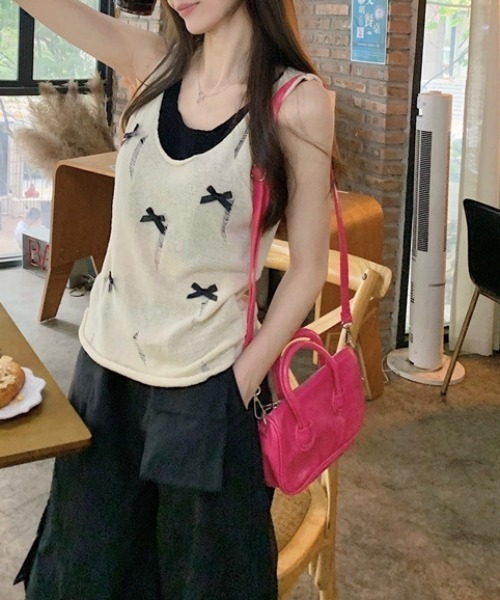 Vipoa(ヴィポア)の「レイヤードリボンタンクニット(ベスト・レディース・ブラック/ホワイト・FREE)」の5枚目の写真