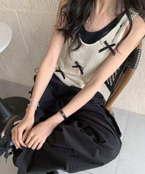 Vipoa(ヴィポア)の「レイヤードリボンタンクニット(ベスト・レディース・ブラック/ホワイト・FREE)」の9枚目の写真