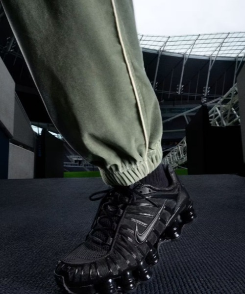 NIKE(ナイキ)の「NIKE(ナイキ)SHOX TL W ナイキ ショックス TL ユニセックス(スニーカー・レディース・ブラック・23/24/25/26/27/28)」の4枚目の写真