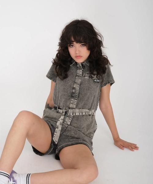 VOLCOM（ボルコム）の「【VOLCOM/ボルコム】 Womens Asphalt Romper /ベルト付きデニムショートロンパース（つなぎ/オールインワン・レディース・ブラック・SMALL/X-SMALL）」の2枚目の写真
