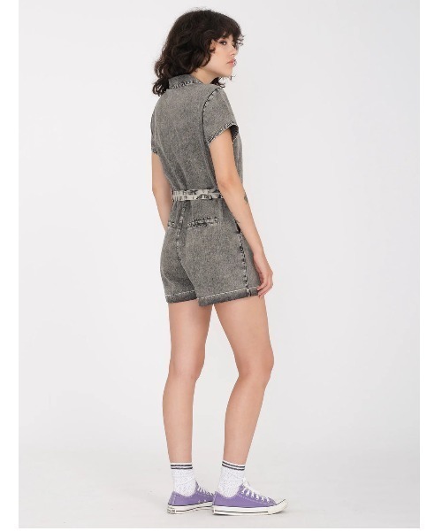 VOLCOM（ボルコム）の「【VOLCOM/ボルコム】 Womens Asphalt Romper /ベルト付きデニムショートロンパース（つなぎ/オールインワン・レディース・ブラック・SMALL/X-SMALL）」の4枚目の写真