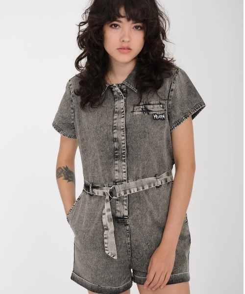VOLCOM（ボルコム）の「【VOLCOM/ボルコム】 Womens Asphalt Romper /ベルト付きデニムショートロンパース（つなぎ/オールインワン・レディース・ブラック・SMALL/X-SMALL）」の5枚目の写真
