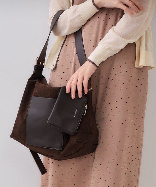 OPAQUE.CLIP(オペークドットクリップ)の「【2WAY/A4サイズ対応】ポーチ付きフェイクスエードショルダーバッグ(ショルダーバッグ・レディース・グレー/ブラウン系その他・00)」の2枚目の写真