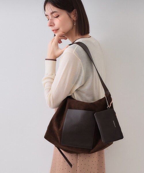 OPAQUE.CLIP(オペークドットクリップ)の「【2WAY/A4サイズ対応】ポーチ付きフェイクスエードショルダーバッグ(ショルダーバッグ・レディース・グレー/ブラウン系その他・00)」の3枚目の写真