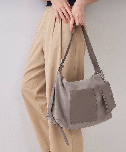 OPAQUE.CLIP(オペークドットクリップ)の「【2WAY/A4サイズ対応】ポーチ付きフェイクスエードショルダーバッグ(ショルダーバッグ・レディース・グレー/ブラウン系その他・00)」の5枚目の写真