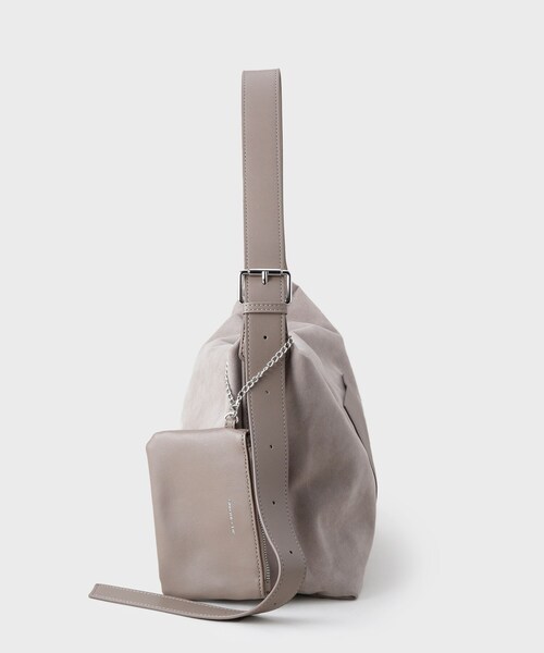 OPAQUE.CLIP(オペークドットクリップ)の「【2WAY/A4サイズ対応】ポーチ付きフェイクスエードショルダーバッグ(ショルダーバッグ・レディース・グレー/ブラウン系その他・00)」の9枚目の写真