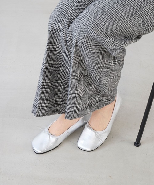 REMME（レメ）の「【REMME】スムーススクエアバレエシューズ（バレエシューズ・レディース・シルバー・36/37）」の2枚目の写真