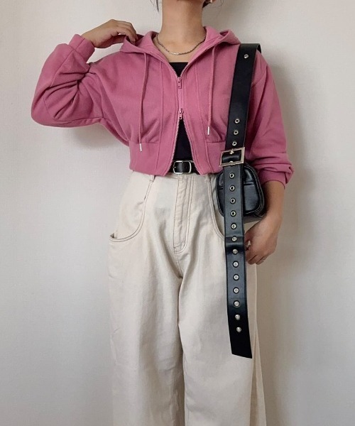 Belle Cie(ベルシー)の「抜け感×上品さの絶妙 ショート丈 ジップパーカー レディース 短丈 スウェット フード付き 長袖 クロップド丈 羽織り(パーカー・レディース・ピンク/ホワイト/チャコールグレー/グレー/ブラック・FREE)」の1枚目の写真