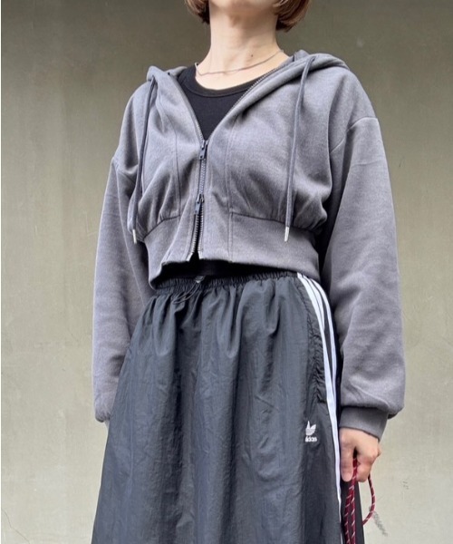 Belle Cie(ベルシー)の「抜け感×上品さの絶妙 ショート丈 ジップパーカー レディース 短丈 スウェット フード付き 長袖 クロップド丈 羽織り(パーカー・レディース・ピンク/ホワイト/チャコールグレー/グレー/ブラック・FREE)」の4枚目の写真
