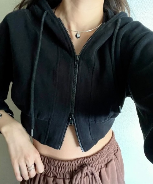 Belle Cie(ベルシー)の「抜け感×上品さの絶妙 ショート丈 ジップパーカー レディース 短丈 スウェット フード付き 長袖 クロップド丈 羽織り(パーカー・レディース・ピンク/ホワイト/チャコールグレー/グレー/ブラック・FREE)」の3枚目の写真