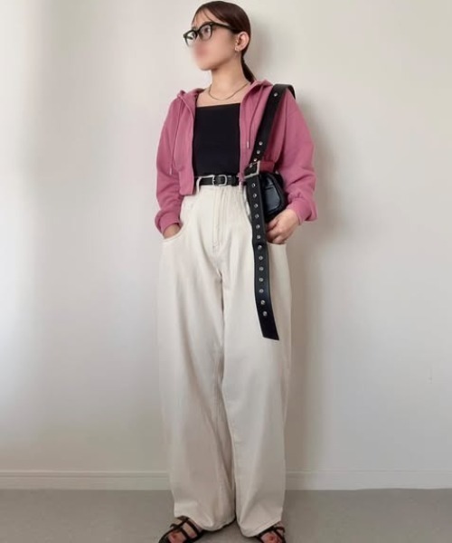 Belle Cie(ベルシー)の「抜け感×上品さの絶妙 ショート丈 ジップパーカー レディース 短丈 スウェット フード付き 長袖 クロップド丈 羽織り(パーカー・レディース・ピンク/ホワイト/チャコールグレー/グレー/ブラック・FREE)」の6枚目の写真