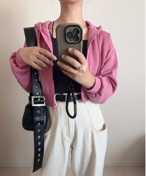 Belle Cie(ベルシー)の「抜け感×上品さの絶妙 ショート丈 ジップパーカー レディース 短丈 スウェット フード付き 長袖 クロップド丈 羽織り(パーカー・レディース・ピンク/ホワイト/チャコールグレー/グレー/ブラック・FREE)」の13枚目の写真