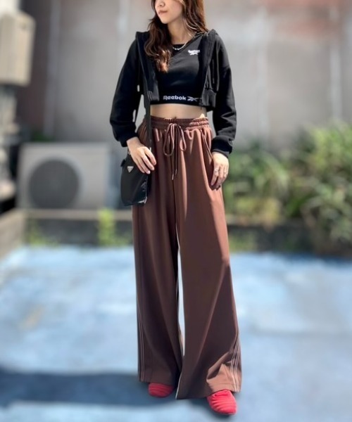 Belle Cie(ベルシー)の「抜け感×上品さの絶妙 ショート丈 ジップパーカー レディース 短丈 スウェット フード付き 長袖 クロップド丈 羽織り(パーカー・レディース・ピンク/ホワイト/チャコールグレー/グレー/ブラック・FREE)」の15枚目の写真